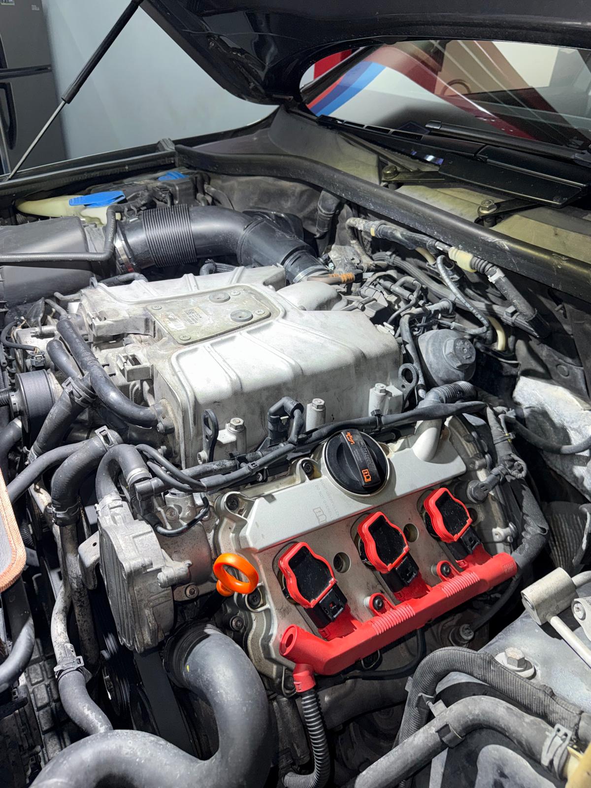 2013 Audi Q7 undergoing mobile engine diagnosis